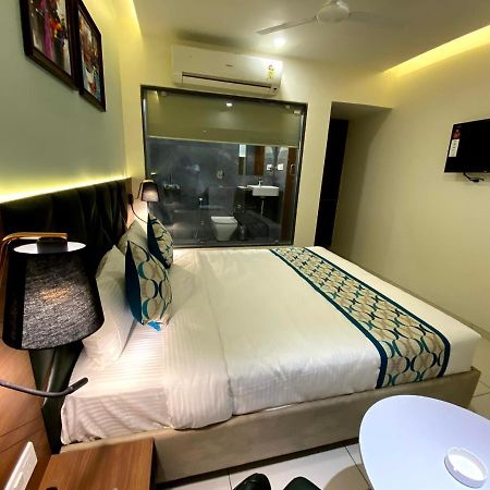 Hotel Unique By Apex Vadodara Esterno foto