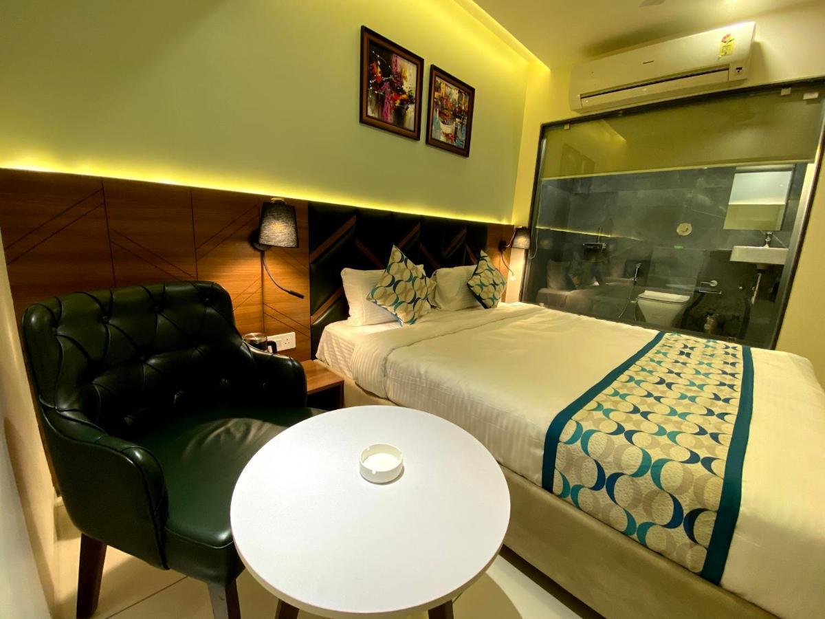 Hotel Unique By Apex Vadodara Esterno foto