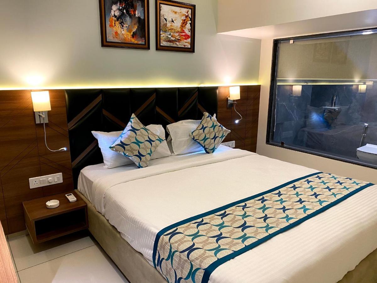 Hotel Unique By Apex Vadodara Esterno foto