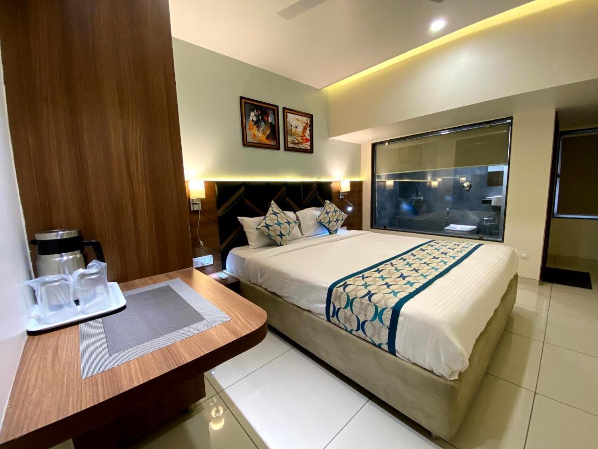 Hotel Unique By Apex Vadodara Esterno foto